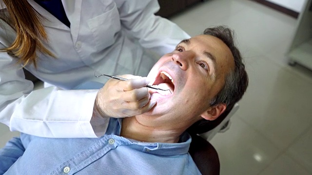 病人在牙医会诊的特写视频素材