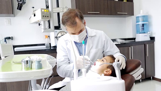 儿科牙医在咨询一个小病人视频素材