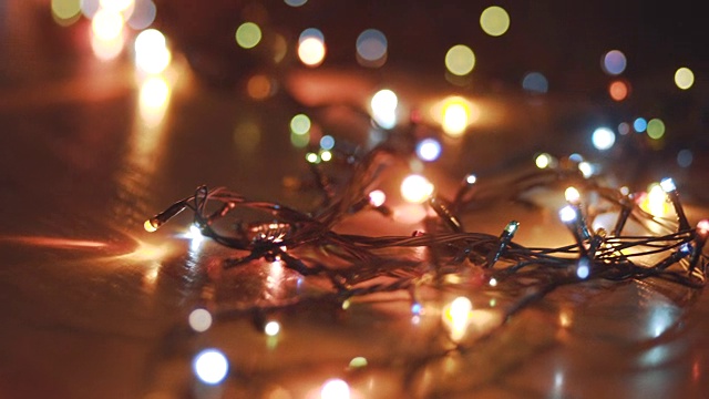 背景的圣诞树灯改变颜色视频素材