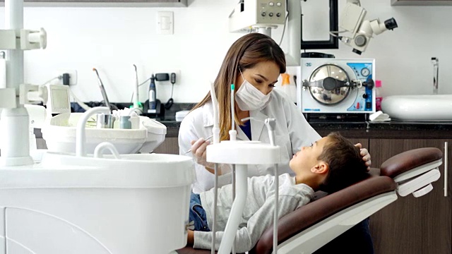 儿科女牙医在咨询与一个孩子视频素材