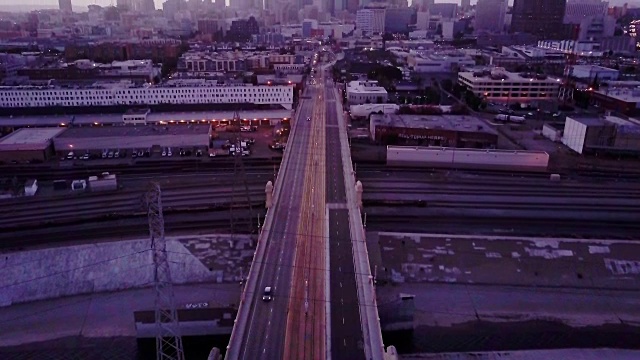 第一街桥，洛杉矶在暮色-航拍视频素材