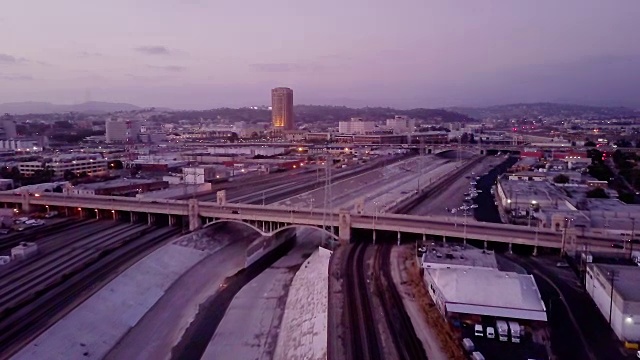 黄昏时分，无人机沿着洛杉矶河飞行视频素材