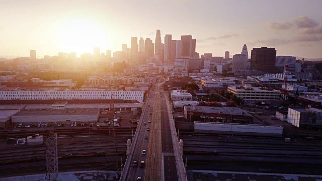 第一街桥，洛杉矶黄昏-航拍视频素材