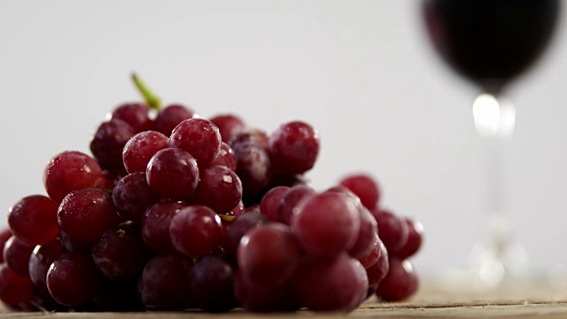葡萄和红酒放在木板上视频下载