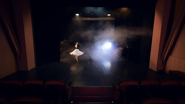 从座位上看到舞台上的芭蕾舞演员。视频素材