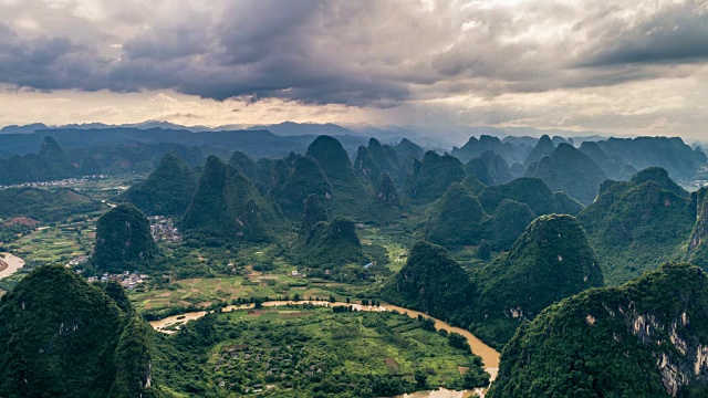 河流和喀斯特山脉鸟瞰图的时间流逝。位于中国广西桂林市阳朔县附近。视频素材