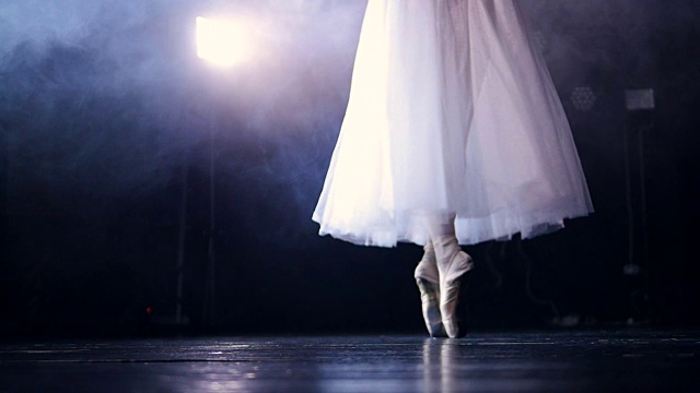 聚光灯下，脚尖舞鞋上缓慢的舞步。视频素材