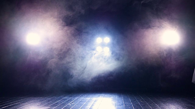 黑暗舞台上一个跳跃的芭蕾舞女演员的剪影。视频素材