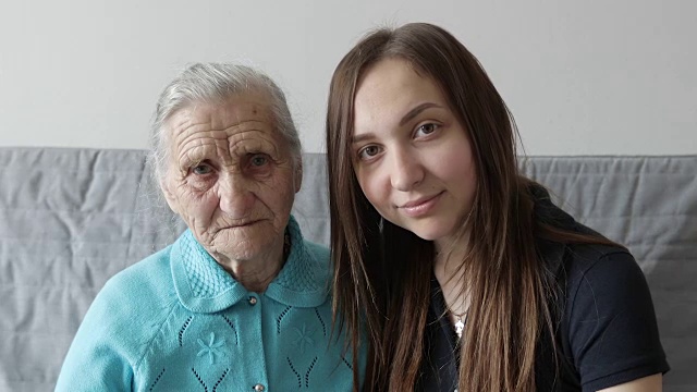 女人的肖像快乐的祖母和孙女微笑，视频素材
