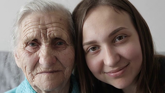 祖母和孙女面面相觑。视频素材