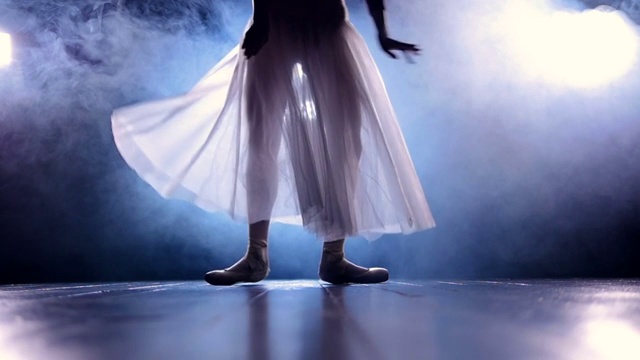 芭蕾舞演员从一只脚跳到另一只脚。视频素材