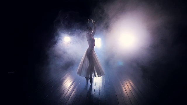 浓雾笼罩着正在跳舞的芭蕾舞演员。视频素材