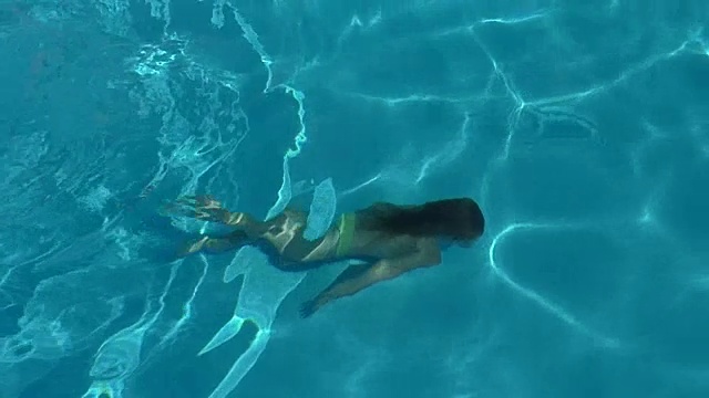 女孩在游泳池里跳水视频素材