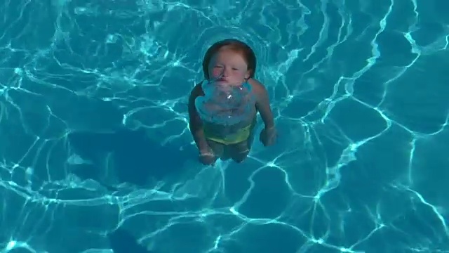 女孩在游泳池里游泳视频素材