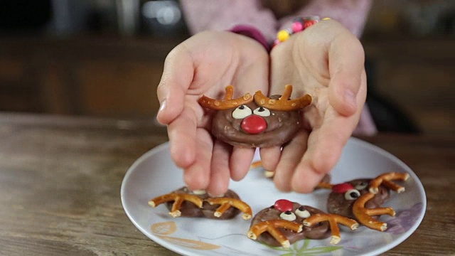 孩子的手提供美味的自制饼干视频素材