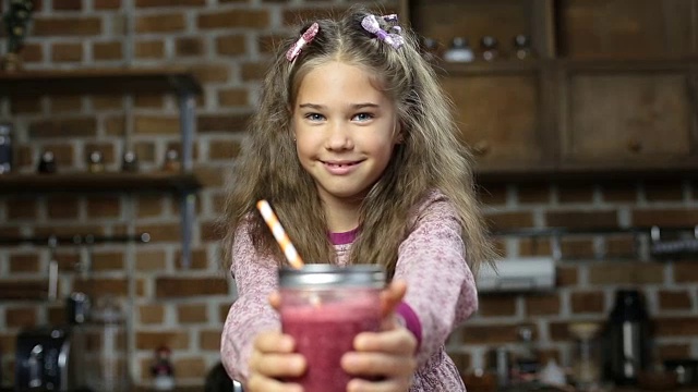 微笑的小女孩提供美味新鲜的冰沙视频素材