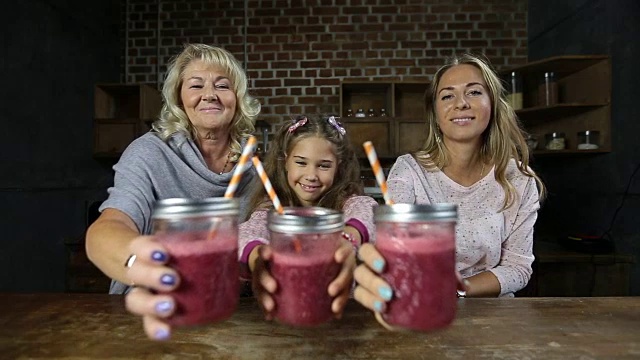快乐的家人喝新鲜的浆果冰沙视频素材