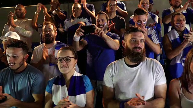 足球/足球迷在体育场鼓掌-超级慢镜头视频素材