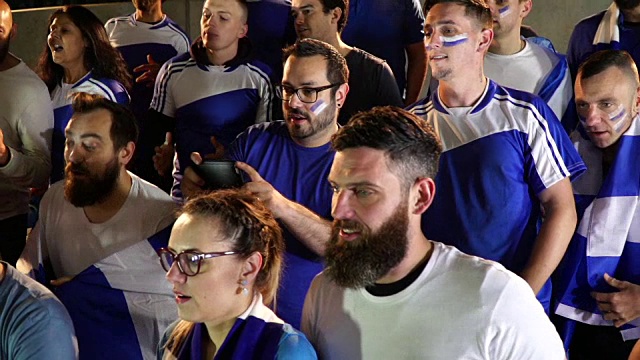 足球/足球支持者在体育场庆祝进球-超级慢镜头视频素材