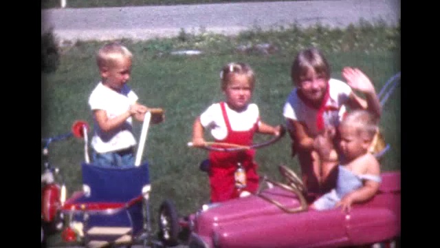 1959年的孩子们在玩红色的玩具卡车视频素材