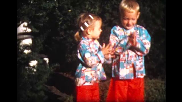 1959年弟弟和妹妹穿着配套的中国睡衣视频素材