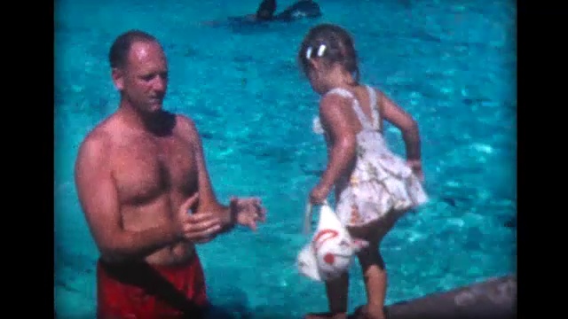 1959年，爸爸教女儿跳进游泳池视频素材