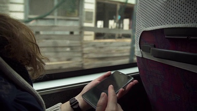 女孩在公共汽车上用电话视频素材