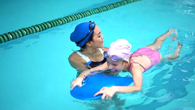 游泳教练教一个小女孩如何游泳视频下载