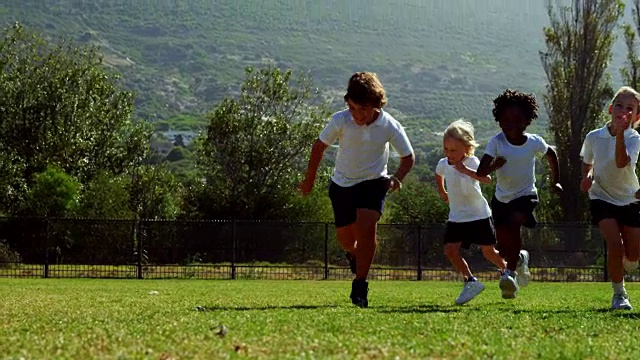 比赛时孩子们在公园里跑步视频素材