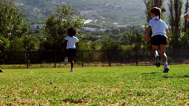 比赛时孩子们在公园里跑步视频素材