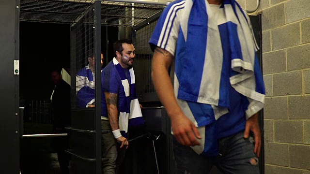 足球/足球迷进入体育馆的旋转门视频素材