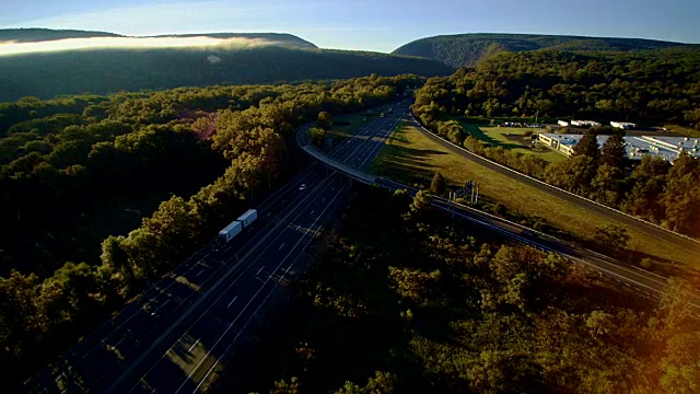 位于新泽西州和宾夕法尼亚州边界的特拉华水峡附近的I-80哥伦布高速公路。无人机拍摄的视频。视频下载