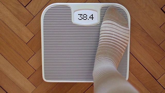 体重秤上的人——节食视频素材