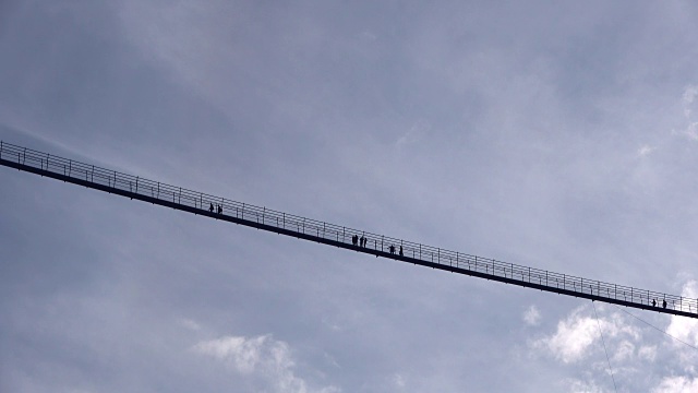 悬索桥、吊桥、链条桥、绳索桥，前面有天有人，绳索桥，Hängebrücke，恐高，恐高好玩，勇气4K视频下载