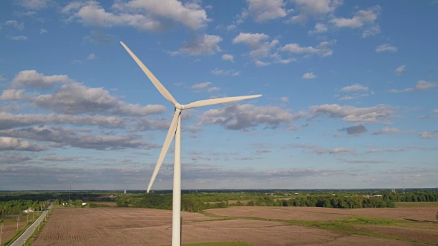 巨大的风力涡轮机在阳光明媚的日子里运转视频素材