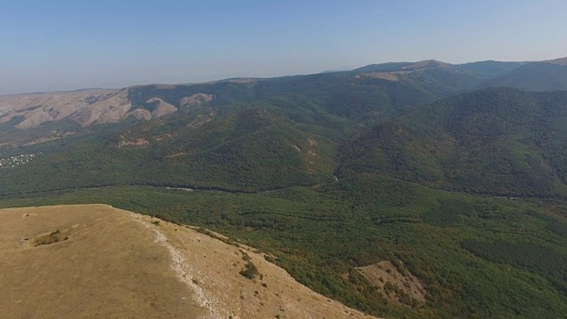 空中摄影:飞越高山高原视频素材