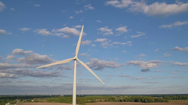 巨大的风力涡轮机在阳光明媚的日子里运转视频素材