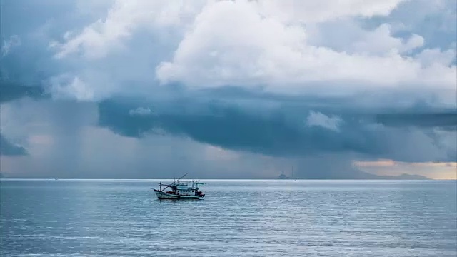 渔船在暴风雨中视频素材