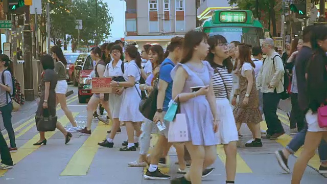 人们走在香港城市的街道上视频下载