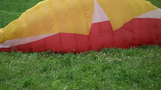 滑翔伞红翼视频下载