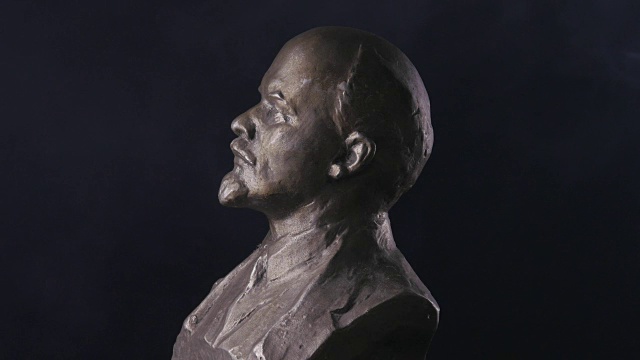 在黑色背景上旋转的弗拉基米尔列宁的肖像雕塑。苏联时代视频下载