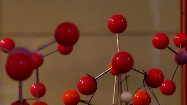 生物实验中的DNA分子模型视频素材