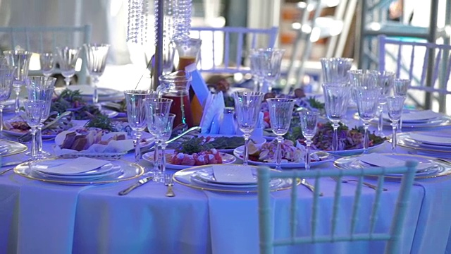 宴会厅的婚宴餐桌。婚礼餐饮服务理念。视频素材