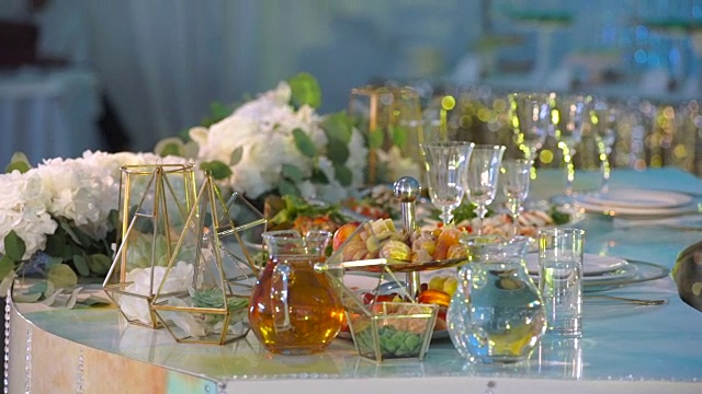 婚宴上的餐桌，在宴会厅。婚礼餐饮服务理念。视频素材