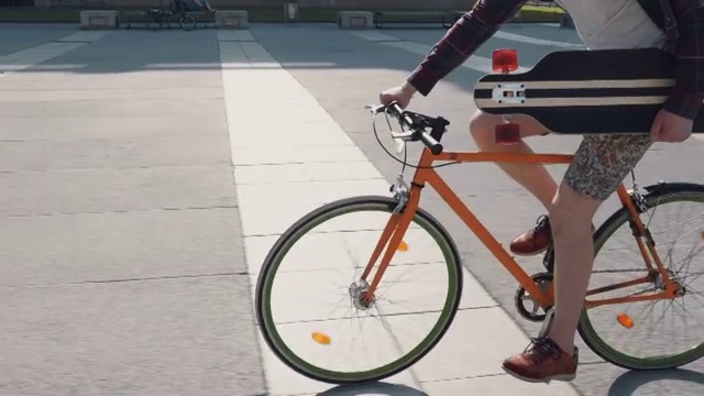 一个骑着自行车练习滑板的家伙视频素材
