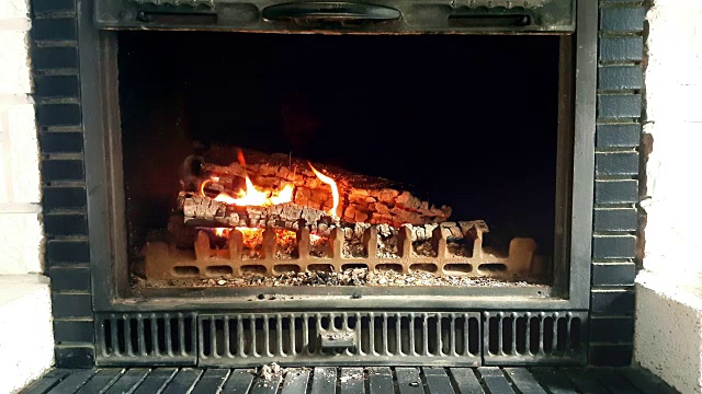 在石头壁炉里燃烧木头视频素材