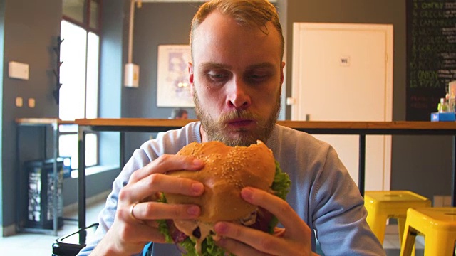 男人喜欢吃，品尝美味的大汉堡肉视频下载