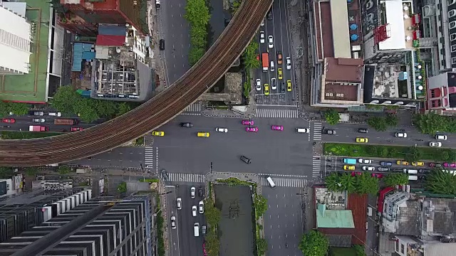4k分辨率城市景观ariel视图十字路口和交通在曼谷城市的中央商务区泰国视频下载