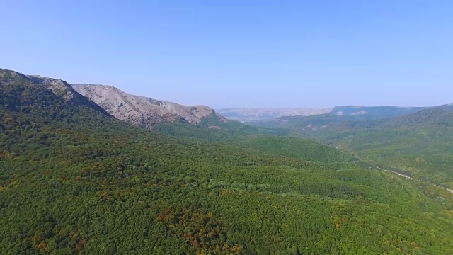 天线:山与山之间山谷中的林地视频素材