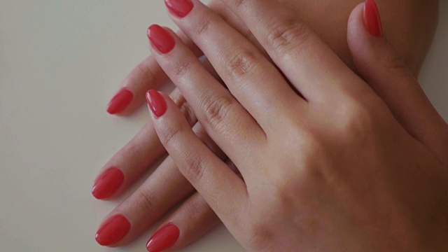 手在美甲沙龙显示新鲜的红色指甲视频下载